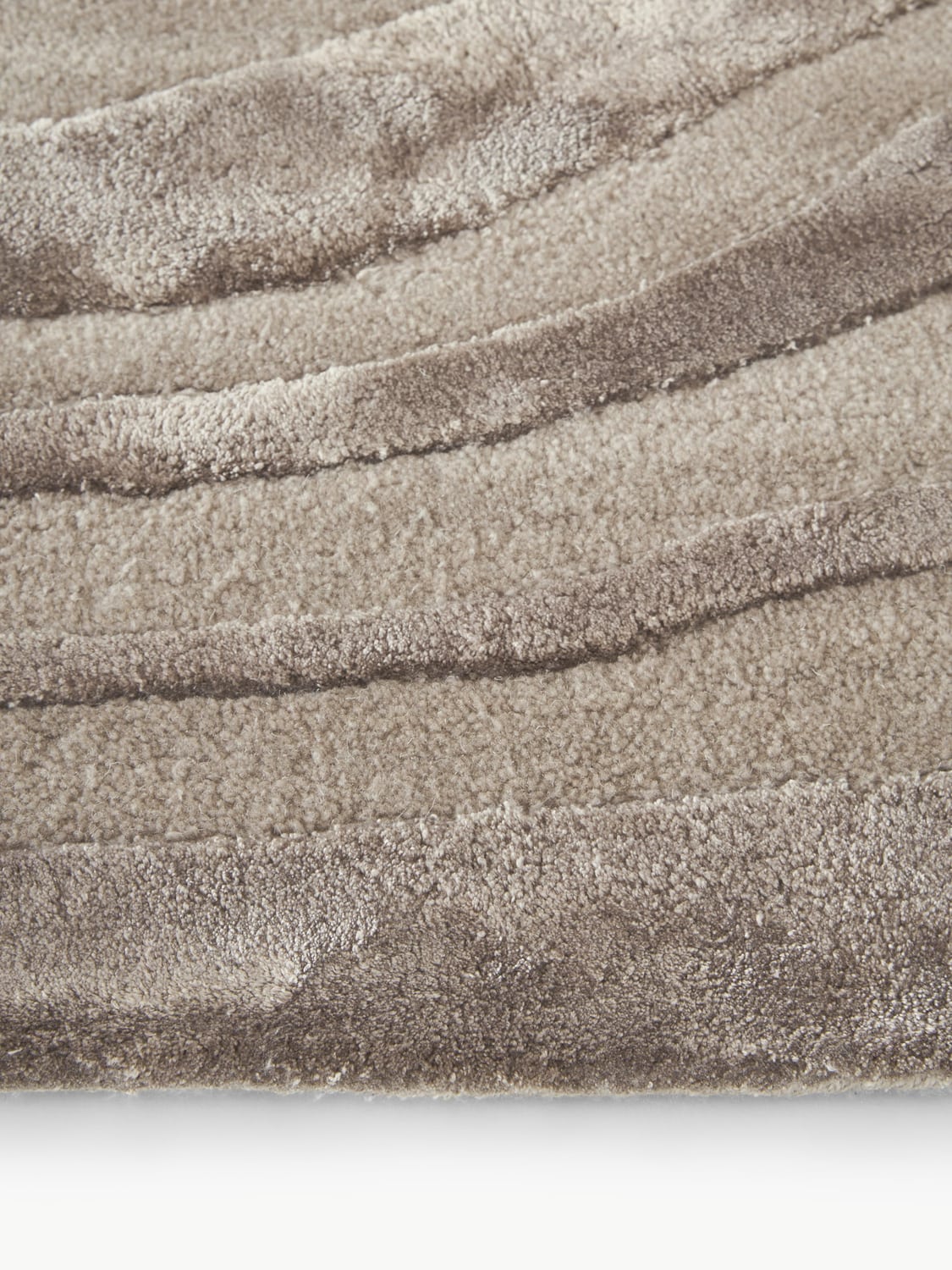 Mezzegra Hand-Tufted High-Low Rug