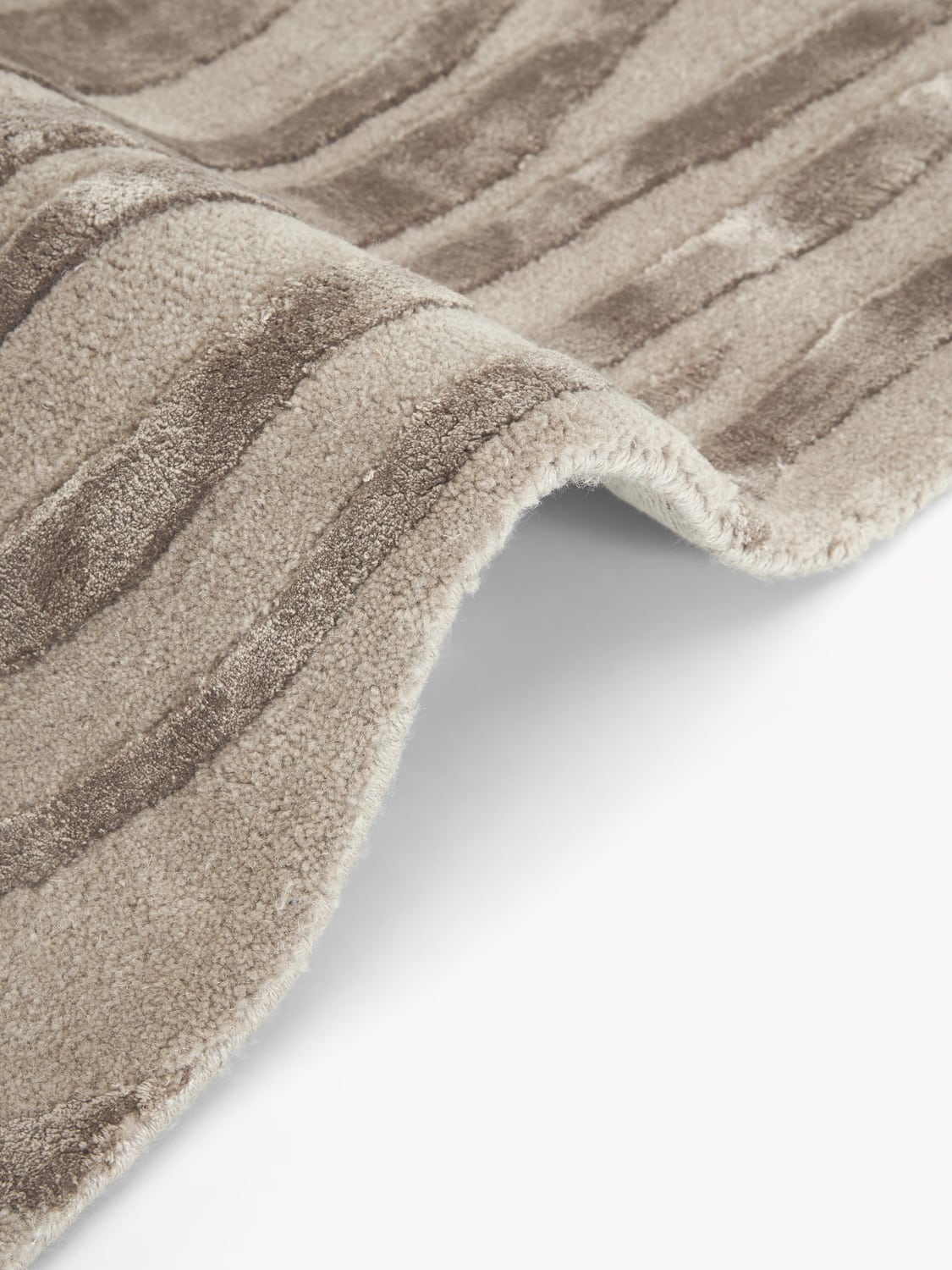 Mezzegra Hand-Tufted High-Low Rug