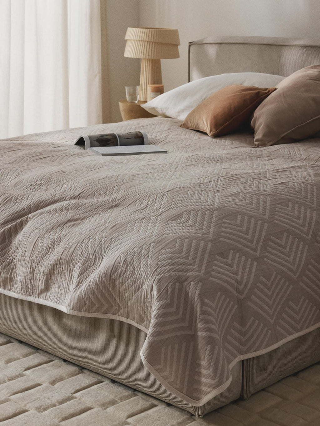 Grandate Jacquard Bedspread with Graphic Pattern