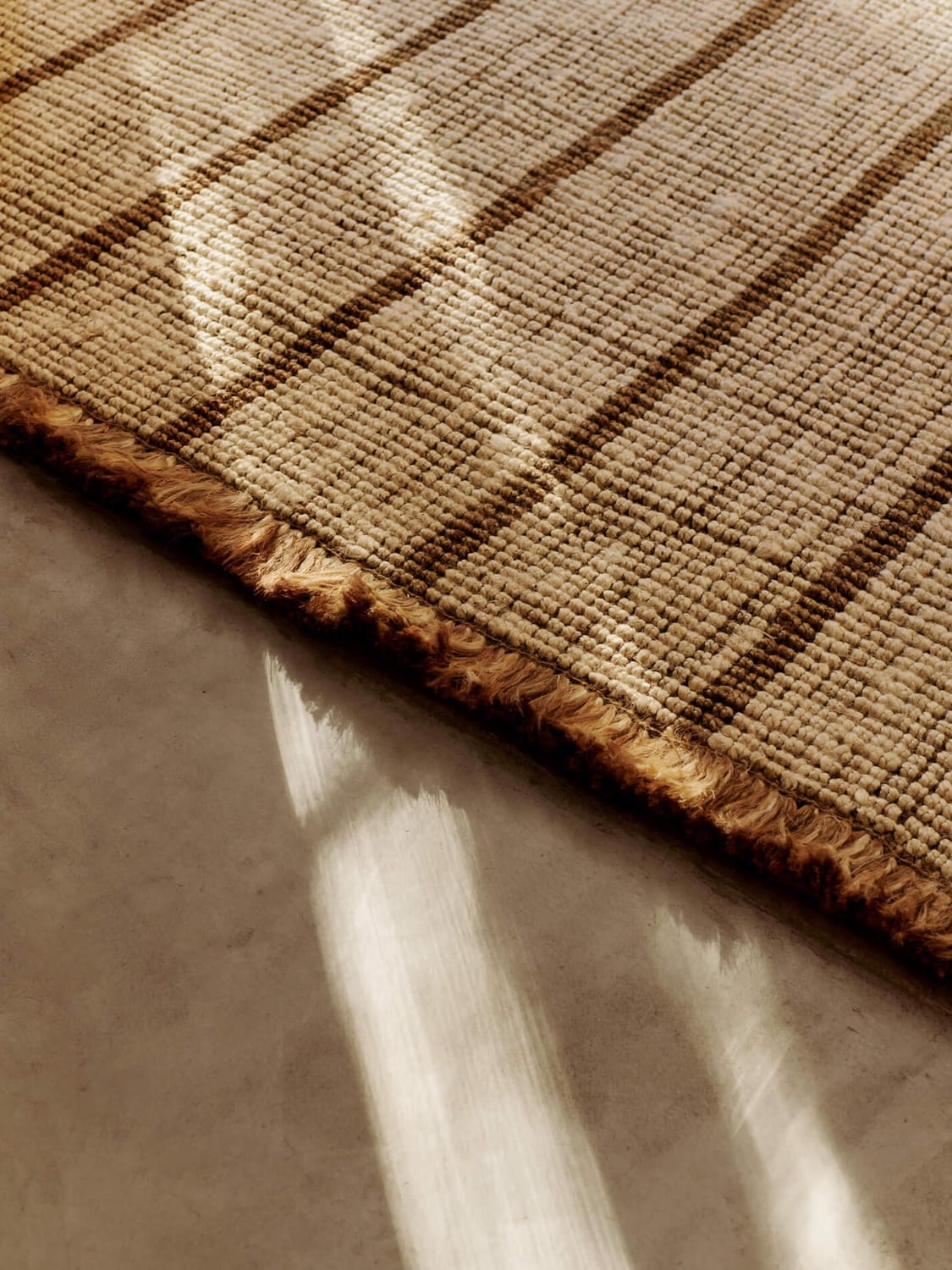Parè Handwoven Jute Rug with Fringes